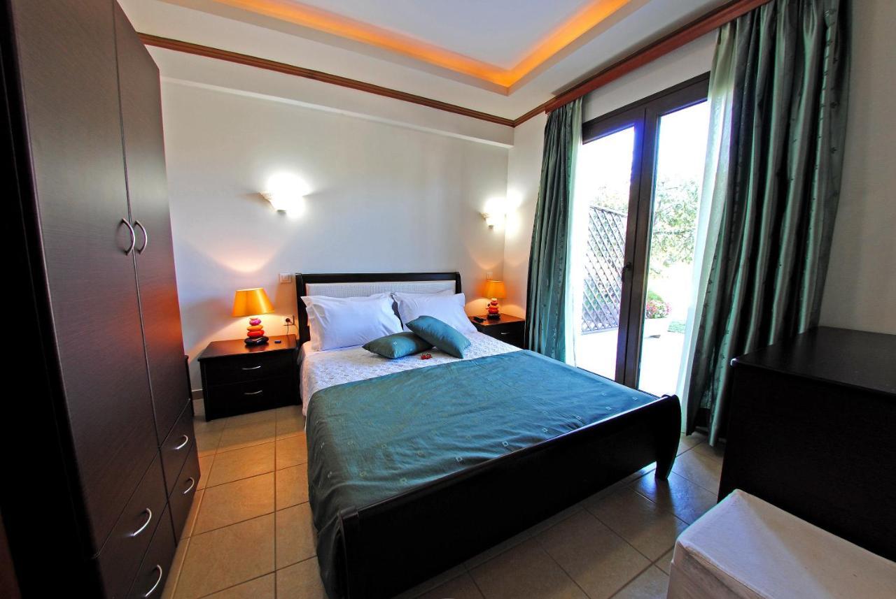 Dionysus Apartments & Suites Ierissos Quarto foto