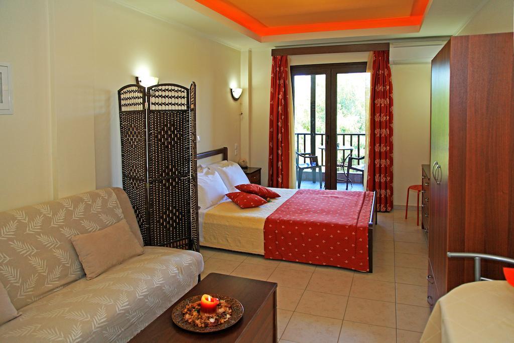 Dionysus Apartments & Suites Ierissos Quarto foto